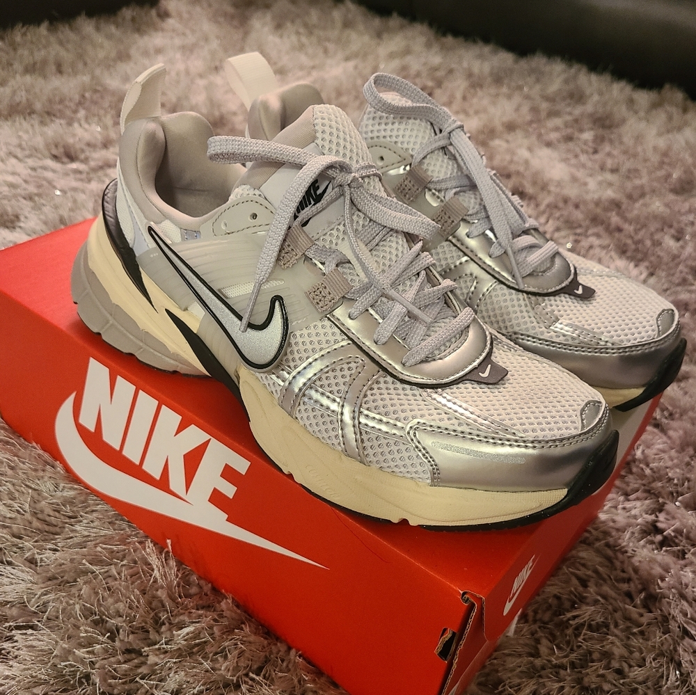 Womens Nike V2K Run